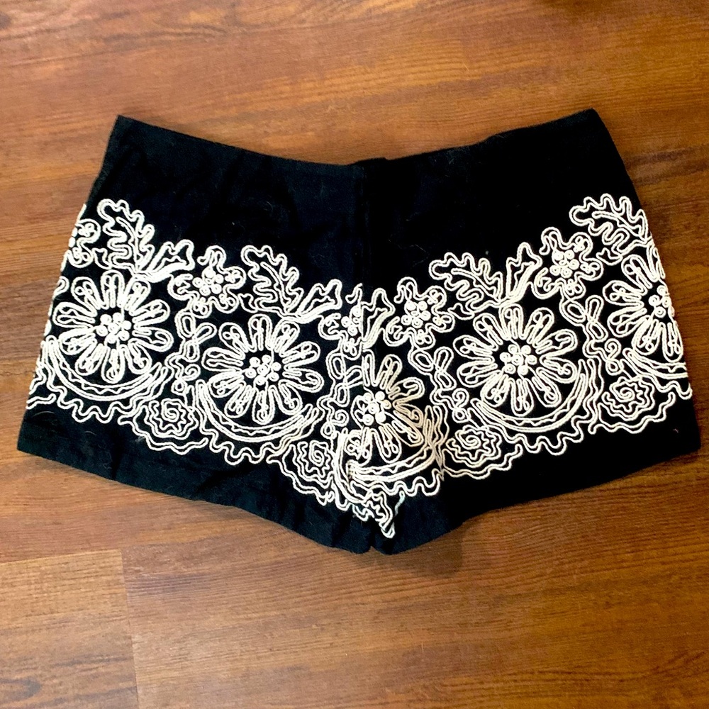 Chelsea & Violet Embroidered Black Shorts sz Large